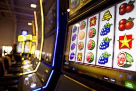 Dealer membagikan kartu di meja Casino Hold'em panda88